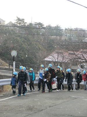 ミーティング後、班毎に登山口に向って出発.JPG