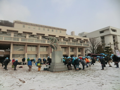 小雪のチラツク中、入念な準備体操.JPG