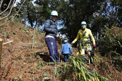 最年少の小学生もママと一緒に植樹.JPG