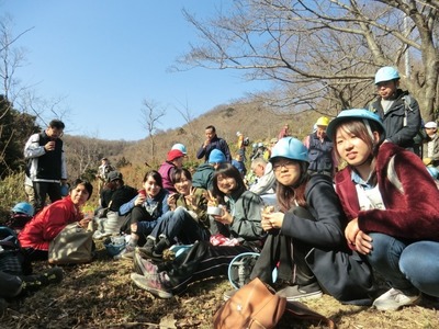 植樹を終えての楽しい昼食休憩.jpg